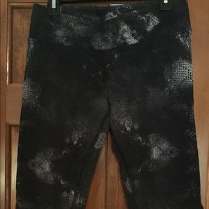 Alo Yoga Capri black white leggings